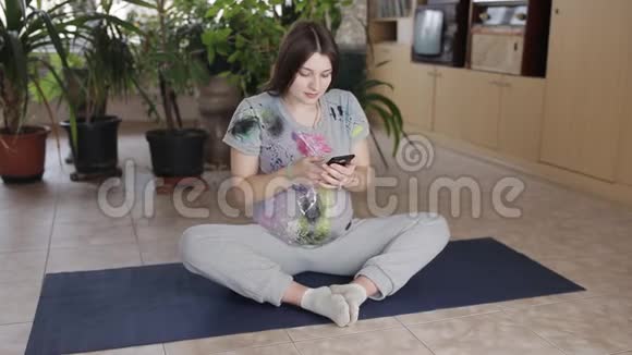 孕妇做瑜伽视频的预览图