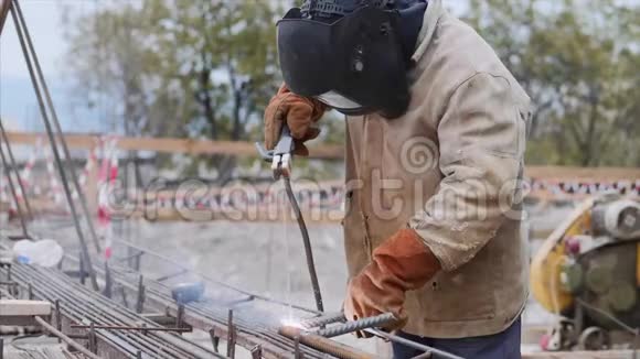施工现场焊工为安全帽焊条焊管视频的预览图