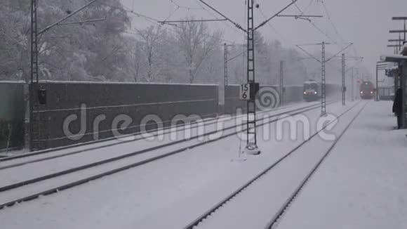 冬天乘雪火车视频的预览图
