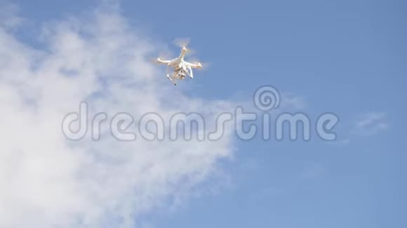 搭载摄像头的四架直升机在空中飞行拍摄视频现代技术视频的预览图