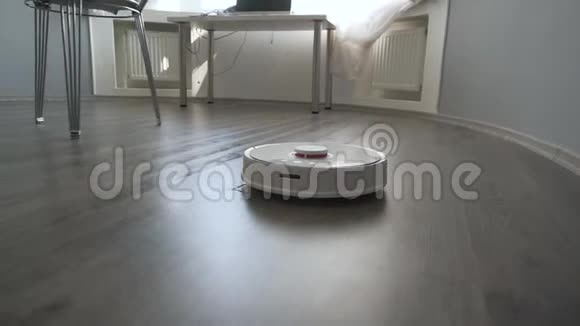 现代机器人吸尘器清洁客厅的地板视频的预览图