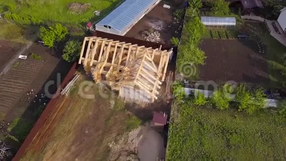 与建造木屋的情节剪辑夏季私人乡村地块木屋框架俯视图框架视频的预览图