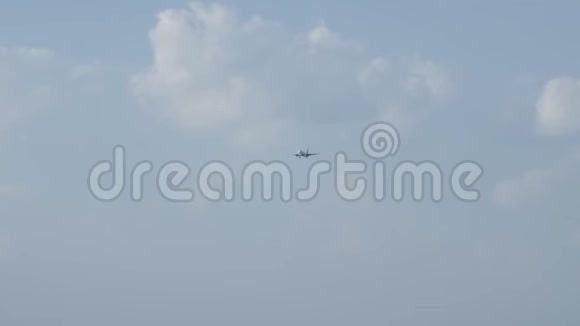 喷气式飞机降落在蓝天白云上视频的预览图