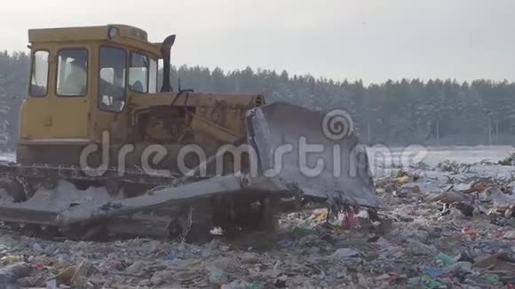 俄罗斯冬季在垃圾场工作推土机视频的预览图