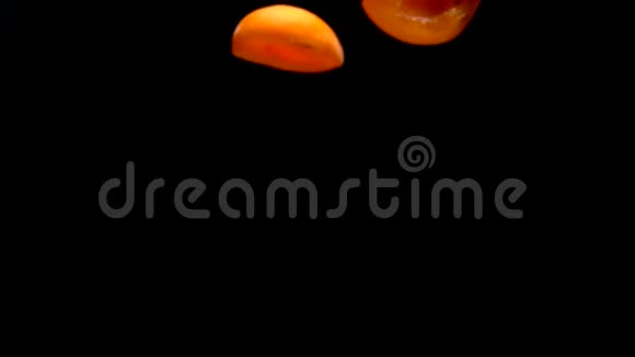 把成熟的杏瓣染成黑色视频的预览图