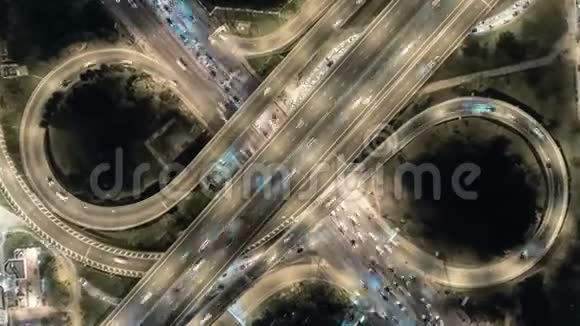 高空顶部拍摄曼谷高速公路夜间高速公路立交交通4KUHD超失效放大背景泰国视频的预览图