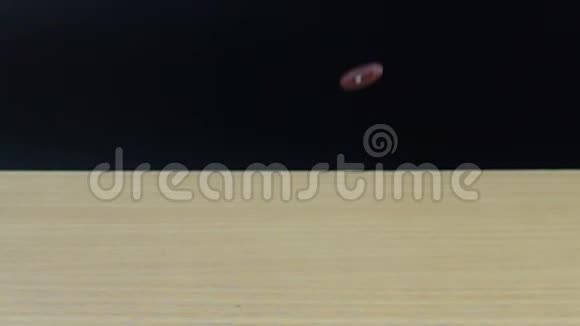 芸豆掉到木桌上视频的预览图