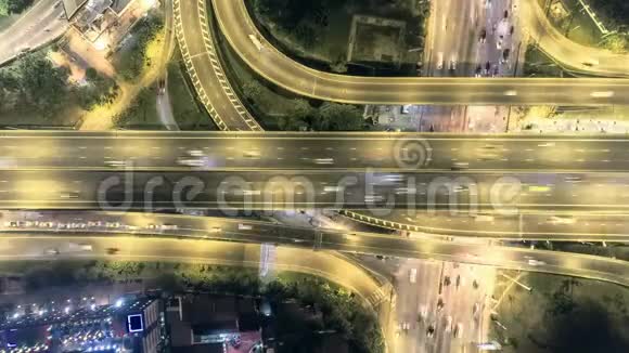 高空顶部拍摄曼谷高速公路夜间高速公路立交交通4KUHD超失效放大背景泰国视频的预览图