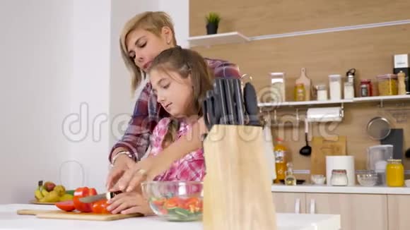 妈妈帮助小面包工切番茄视频的预览图