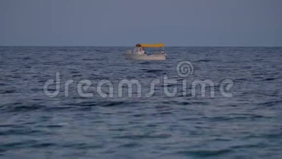 船在海浪上摆动视频的预览图