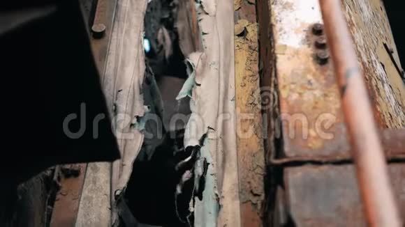 旧废弃蒸汽火车车厢之间的联系被破坏视频的预览图