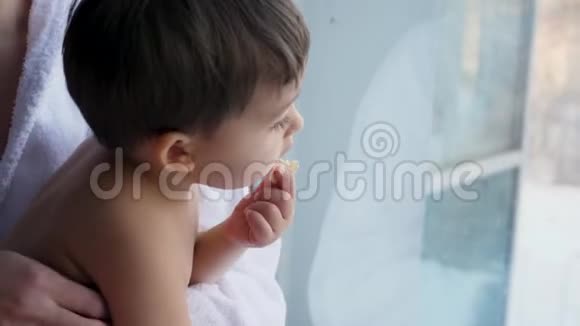 妈妈和儿子穿着浴袍坐在窗户上视频的预览图