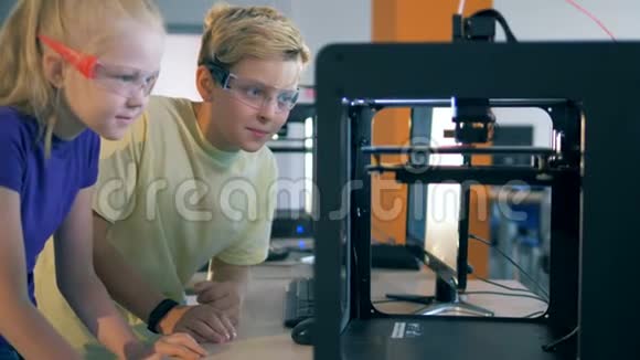 孩子们正在观察3D打印的过程视频的预览图