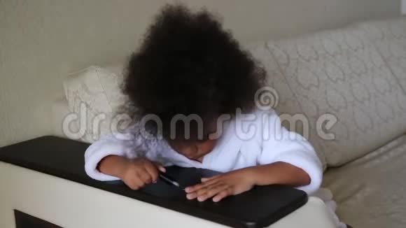 小非洲美国女孩在手上画指甲视频的预览图