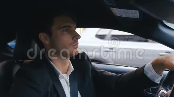 英俊的商人开着车一个年轻自信的人在城市里驾驶汽车的肖像视频的预览图