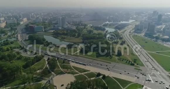 白俄罗斯首都明斯克市可通过移动汽车河流住宅和商业建筑俯瞰十字路口视频的预览图
