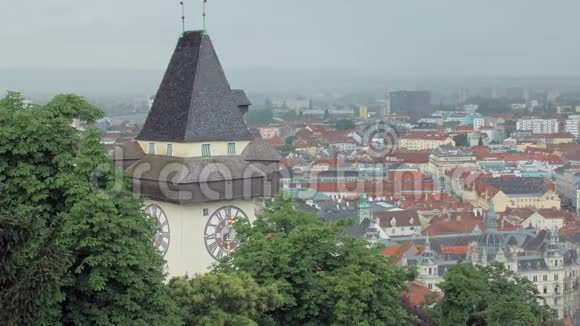 从著名的施洛斯贝格城堡山和钟楼乌尔图姆观看奥地利格拉茨城视频的预览图