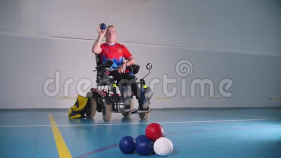 坐轮椅的残疾人扔一个蓝色的小球波西亚视频的预览图