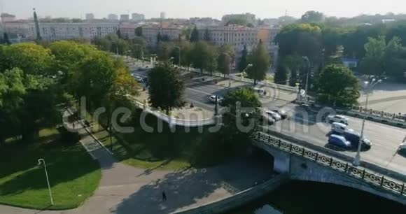 白俄罗斯明斯克主要街道交通的鸟瞰图胜利广场和城市景观中心街视频的预览图