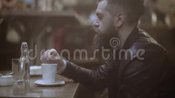 那个年轻人喝了咖啡看着窗外帅哥的肖像视频的预览图