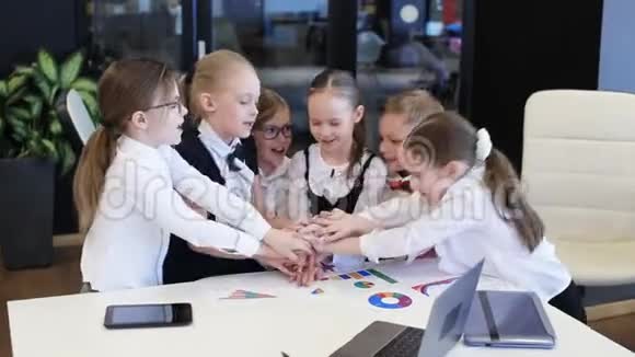 商务儿童在会议上举手发言视频的预览图