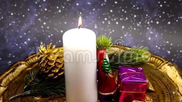 带有圣诞老人和蜡烛灯的圣诞装饰视频的预览图
