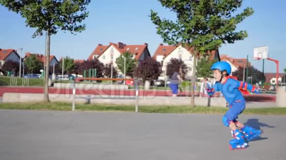 体育比赛失败儿童轮滑在滚球赛上摔倒视频的预览图