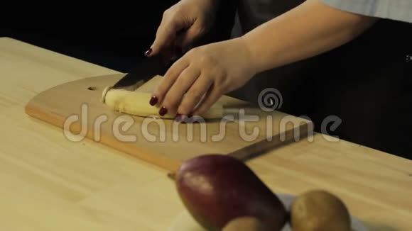 女人把剥了皮的香蕉切成木板视频的预览图