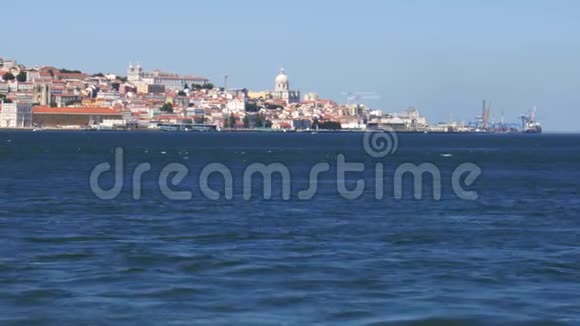 里斯本市中心葡萄牙塔格斯河从渡轮上捕获视频的预览图
