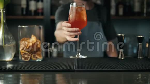 女人用手来品尝开胃酒酒吧里的女人从酒保那里取酒视频的预览图