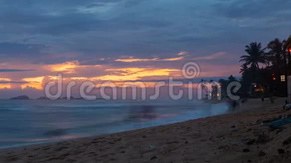 日落在海边棕榈树希卡杜瓦斯里兰卡时间推移视频的预览图