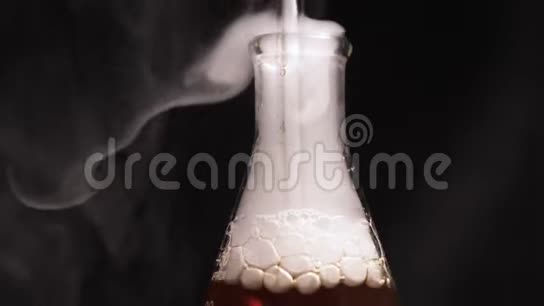 在化学实验室用暗试剂和蒸汽冲洗视频的预览图