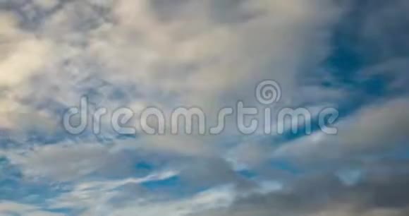 灰色蓬松卷曲卷云的时间流逝剪辑直到风暴大风风视频的预览图