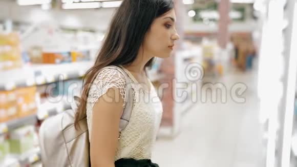购物女孩商店里不幸的女人的肖像女人正在钱包里找钱视频的预览图