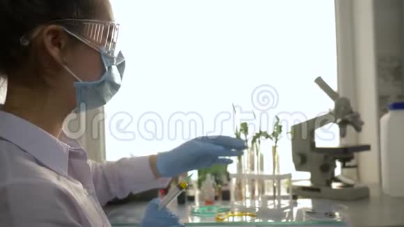 转基因培养实验室工作人员戴上手套用注射器戴上口罩准备进入绿色环境视频的预览图
