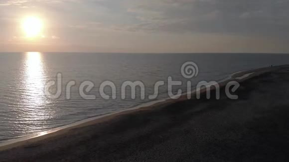 从海岸到海洋的鸟瞰日落视频的预览图