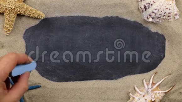 单词WELCOME写在一个黑板上的贝壳和海星躺在沙子上手写字视频的预览图