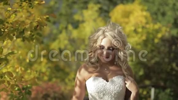 公园里美丽可爱的新娘漂亮又整洁的女人近距离射击金发美女婚礼日视频的预览图