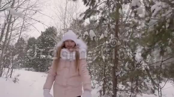 在白雪皑皑的树林里奔跑的女孩视频的预览图