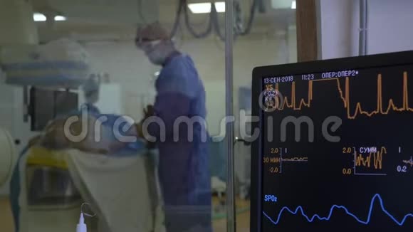 显示病人在心脏手术时状况的监视器医生们做完了手术视频的预览图