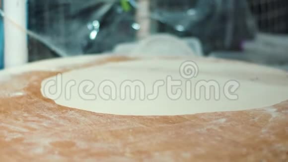 快餐面包店用擀面杖做披萨的圆形基础食品视频的预览图