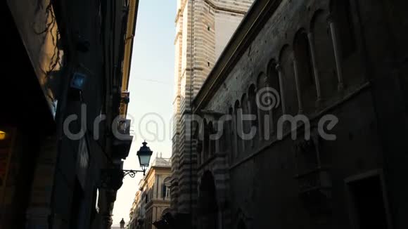 钟楼的正面是圣洛伦佐大教堂是天主教最重要的礼拜场所视频的预览图