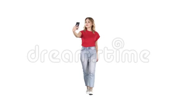 可爱的女孩金发卷发走路在白色背景上自拍视频的预览图