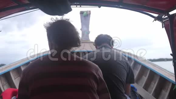 两位朋友乘坐快速移动的旅游木船在多云天气下乘坐手提箱在高索国家公园旅行视频的预览图
