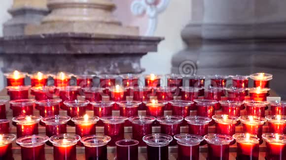 天主教堂里的蜡烛信仰和希望视频的预览图