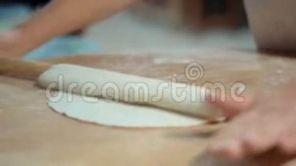 厨师准备披萨面团用擀面杖做面包的手视频的预览图
