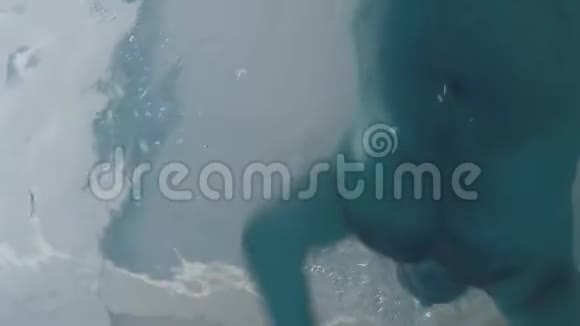 快乐有趣的人在游泳池里游泳在水池底部的动作摄像头视频的预览图