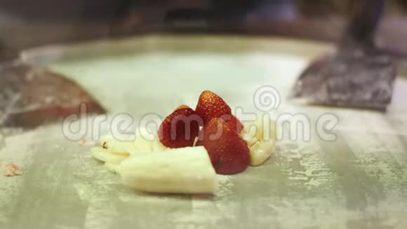 厨师把牛奶倒在冷冻盘上的水果上冰淇淋的烹饪过程视频的预览图