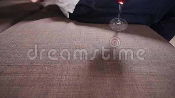 一杯酒落在沙发上洒满了酒视频的预览图