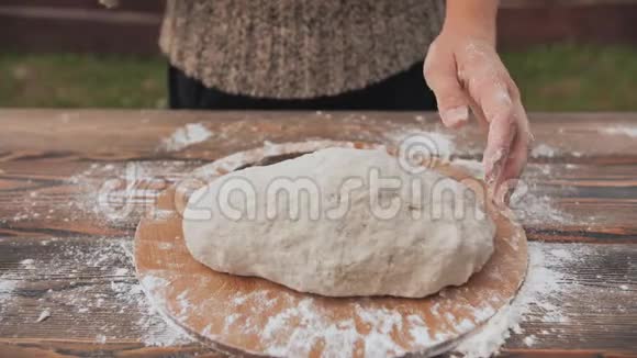 一个年轻的女人用手揉面团自制面包烘焙视频的预览图